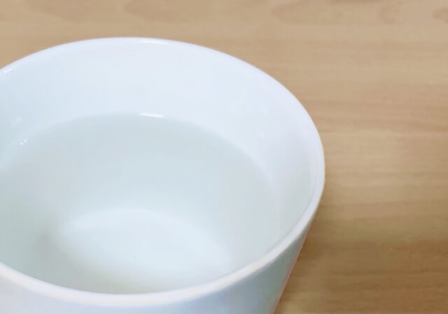 白いカップに入った白湯